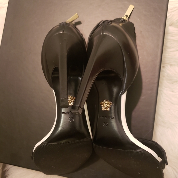 Runway Versace logo high heels - Picture 3 of 5
